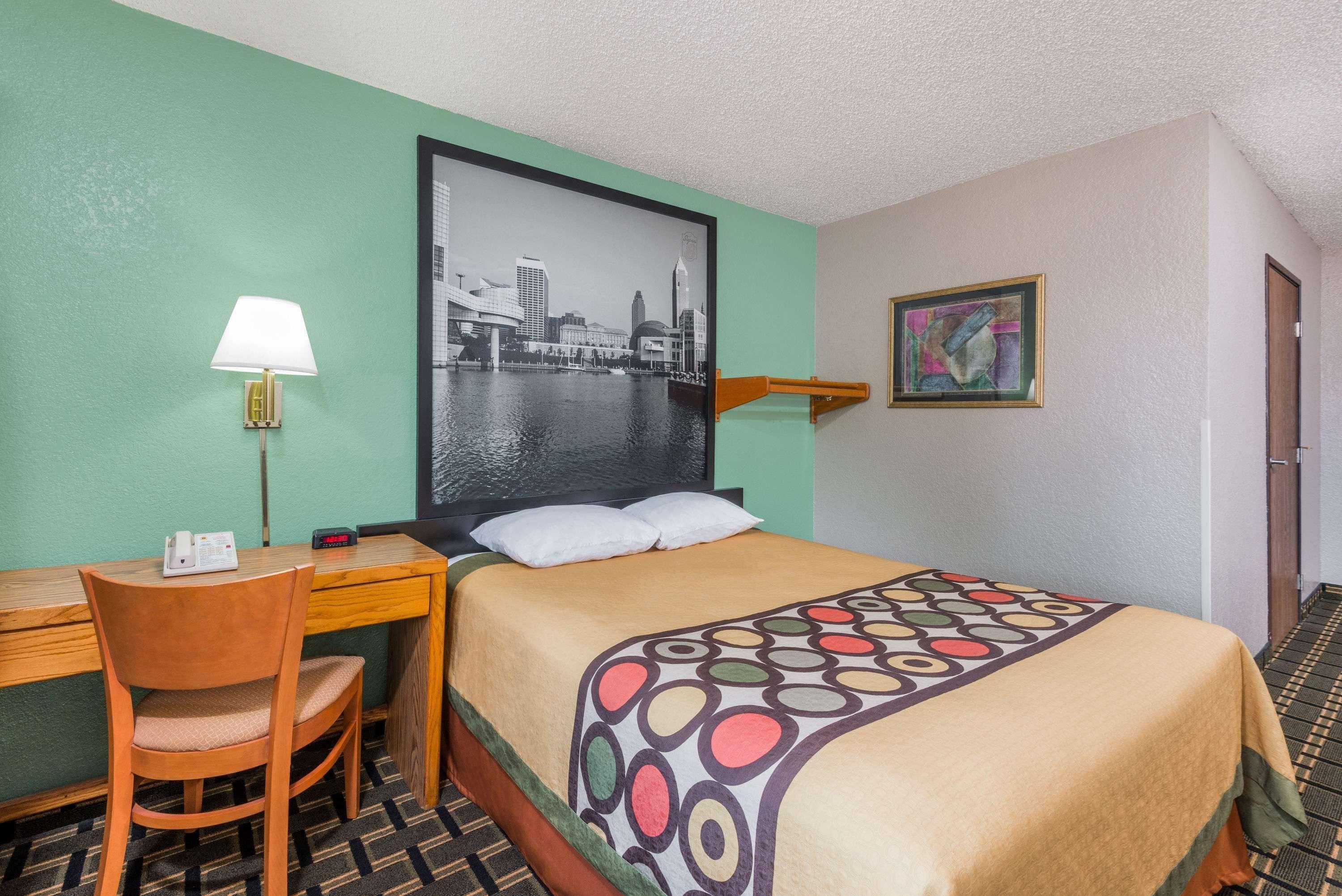 Super 8 By Wyndham Twinsburg/cleveland Area Hotel 2*