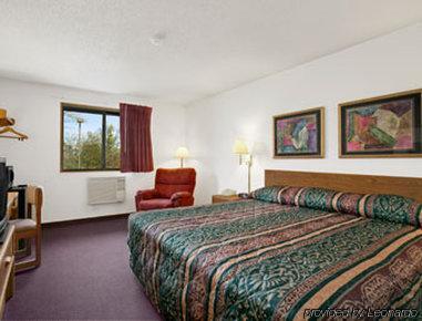 Super 8 By Wyndham Twinsburg/cleveland Area Hotel 2*